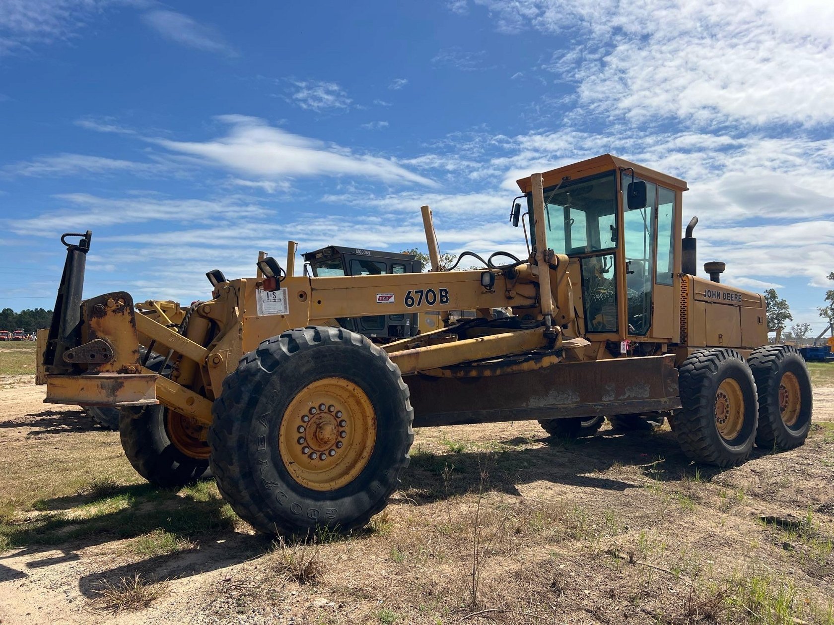 (INOP) JOHN DEERE 670B MOTOR GRADER